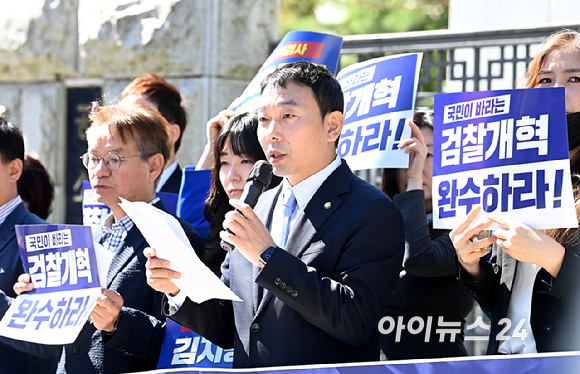 김용민 더불어민주당 의원이 2일 서울 서초구 서울공소청 앞에서 열린 무소불위 검찰청 시대 마감, 공소정&middot;중수정 출범! 국민을 위한 형사사업체계 대전환 기자회견에서 발언하고 있다. [사진=곽영래 기자]