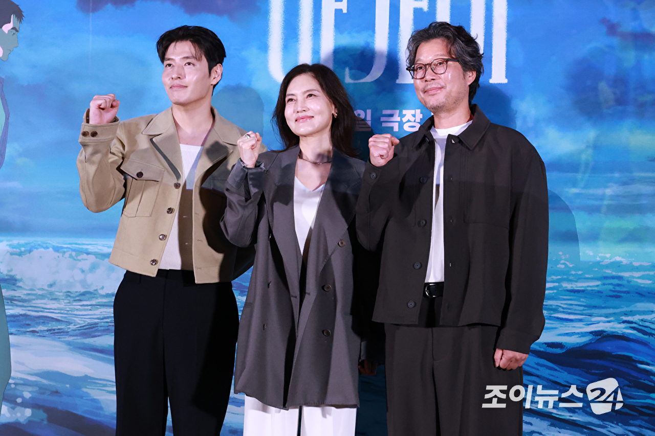 배우 강하늘, 안재훈 감독, 배우 김선영, 유재명이 26일 오후 서울 용산구 CGV 용산아이파크몰점에서 진행된 애니메이션 '아가미'(감독 안재훈) 언론시사회에 참석해 포즈를 취하고 있다. [사진=문수지 기자]