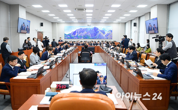 고용진 국회사무총장이 30일 오전 서울 여의도 국회에서 열린 국회 운영위원회의 국회사무처 등에 대한 2026년도 국정감사에서 업무보고를 하고 있다. [사진=정소희 기자]