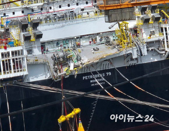 3일 오전 11시 30분경 한화오션 거제사업장 내 선박 구조물이 무너진 모습. [사진=독자 제공]