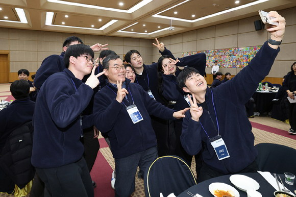 28일 김보현 대우건설 대표이사가 행사에 참석해 신입사원들과 사진을 찍고 있다. [사진=대우건설]