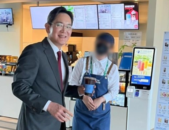 아시아태평양경제협력체(APEC) 정상회의 현장에서 이재용 삼성전자 회장에게 커피를 건넨 직원이 5만원을 받은 사연이 전해져 화제를 모으고 있다. [사진=스레드 갈무리]