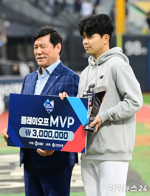 5일 오후 경기도 수원 KT위즈파크에서 열린 '2023 KBO 포스트시즌 플레이오프' 5차전 KT 위즈와 NC 다이노스의 경기가 3-2 KT의 승리로 끝나 KT가 한국시리즈에 진출했다. 플레이오프 MVP를 받은 손동혁이 허구연 KBO 총재(왼쪽)와 시상식을 갖고 있다. [사진=정소희 기자]