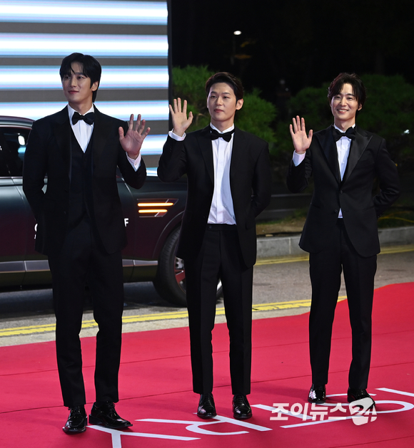 배우 안보현, 이학주, 장률(왼쪽부터)이 6일 오후 부산 해운대구 영화의전당에서 열린 '제26회 부산국제영화제'(BIFF) 개막식 레드카펫 행사에 참석해 포즈를 취하고 있다.