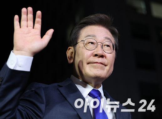 이재명 더불어민주당 대통령 후보가 당선이 확실시된 가운데 4일 서울 여의도 더불어민주당 당사에 들어서며 손을 흔들고 있다. [사진=곽영래 기자]