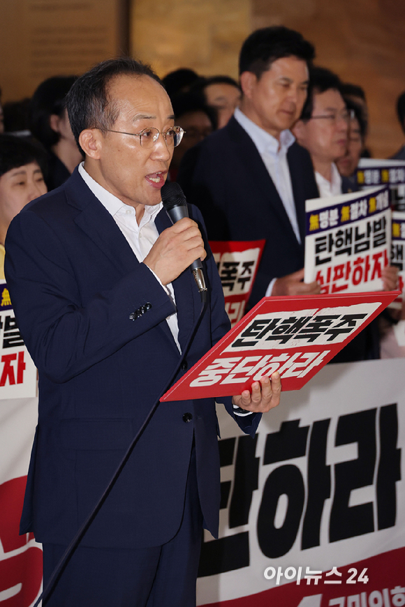 추경호 국민의힘 원내대표가 1일 오후 서울 여의도 국회 로텐더홀에서 본회의를 앞두고 더불어민주당 규탄 발언을 하고 있다. [사진=곽영래 기자]