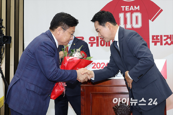정점식 국민의힘 신임 원내대표가 10일 서울 여의도 국회에서 열린 국민의힘 원내대표 선출 의원총회에서 장동혁 대표, 송언석 전 원내대표, 김도읍, 성일종 후보 등과 기념촬영을 하고 있다. [사진=곽영래 기자]