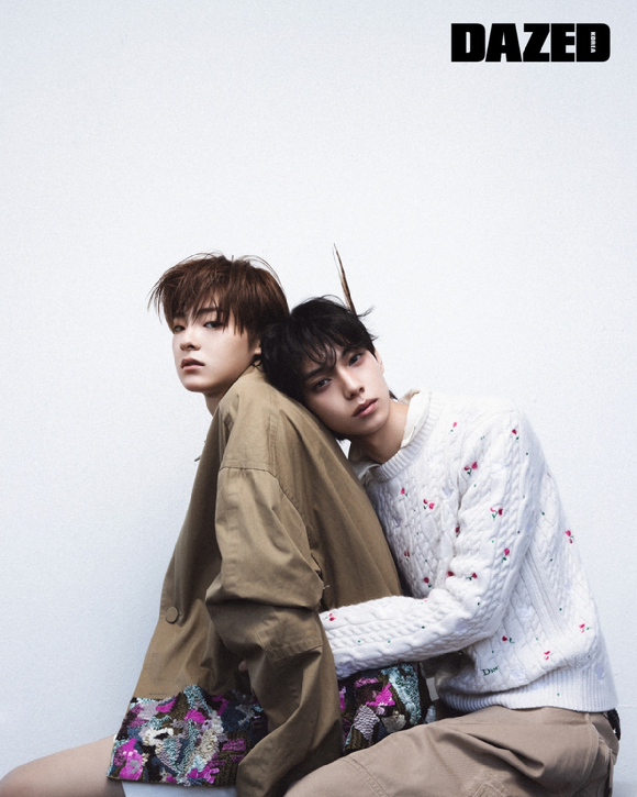 최립우와 강우진이 화보 촬영에서 포즈를 취하고 있다. [사진=데이즈드]