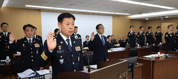 고범석 서울시경찰청장이 15일 서울시경찰청에서 열린 국회 행정안전위원회의 서울시경찰청에 대한 국정감사에서 증인 선서를 하고 있다. 2026.10.15 [사진=연합뉴스]