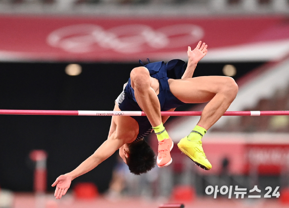 한국 육상 우상혁이 1일 오후 일본 도쿄 올림픽스타디움에서 열린 2020 도쿄올림픽 육상 남자 높이뛰기 결선에 출전해 3차 시기를 성공하고 있다. [사진=정소희 기자]