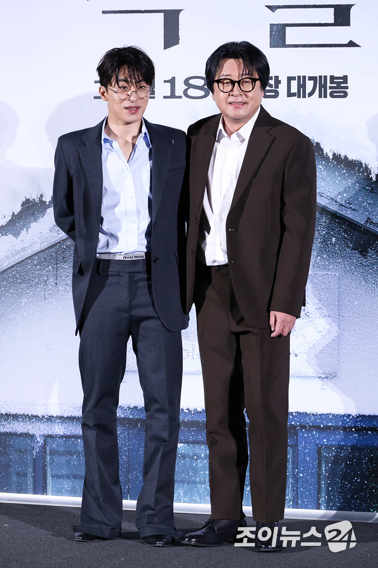 배우 구교환, 김윤석이 30일 오전 서울 용산구 CGV 용산아이파크몰점에서 진행된 영화 '폭설'(감독 홍의정, 박선우) 제작보고회에 참석해 포즈를 취하고 있다. [사진=문수지 기자]
