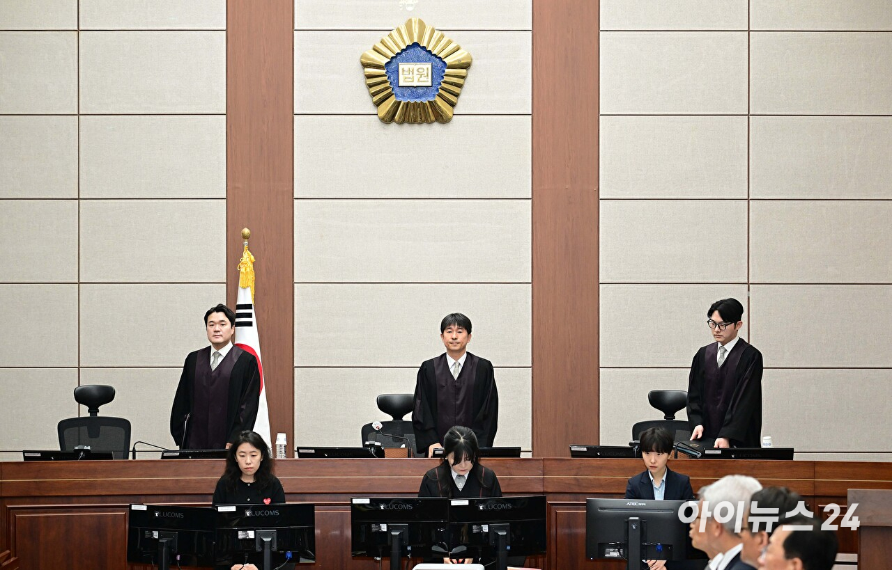 지귀연 부장판사(가운데)가 윤석열 전 대통령의 내란 우두머리 혐의 재판을 하기 위해 21일 오전 서울 서초구 서울중앙지법 417호 법정으로 들어오고 있다. [사진=사진공동취재단]