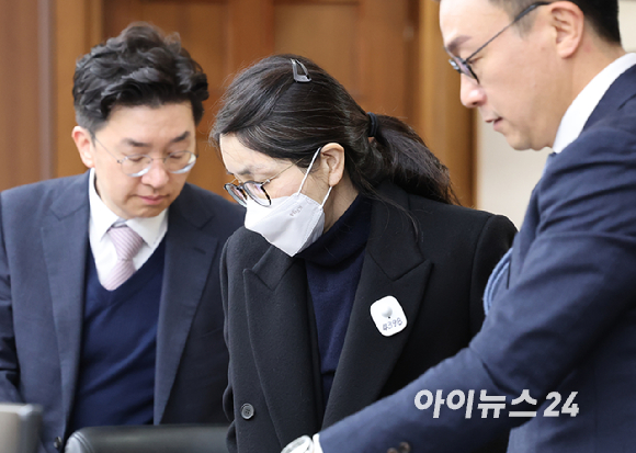 2025년 12월 3일 서울 서초구 서울중앙지방법원에서 주가조작과 통일교 청탁 등의 혐의를 받는 김건희 씨의 결심공판 진행된 가운데 김건희 씨가 법정으로 들어오고 있다. [사진=사진공동취재단]