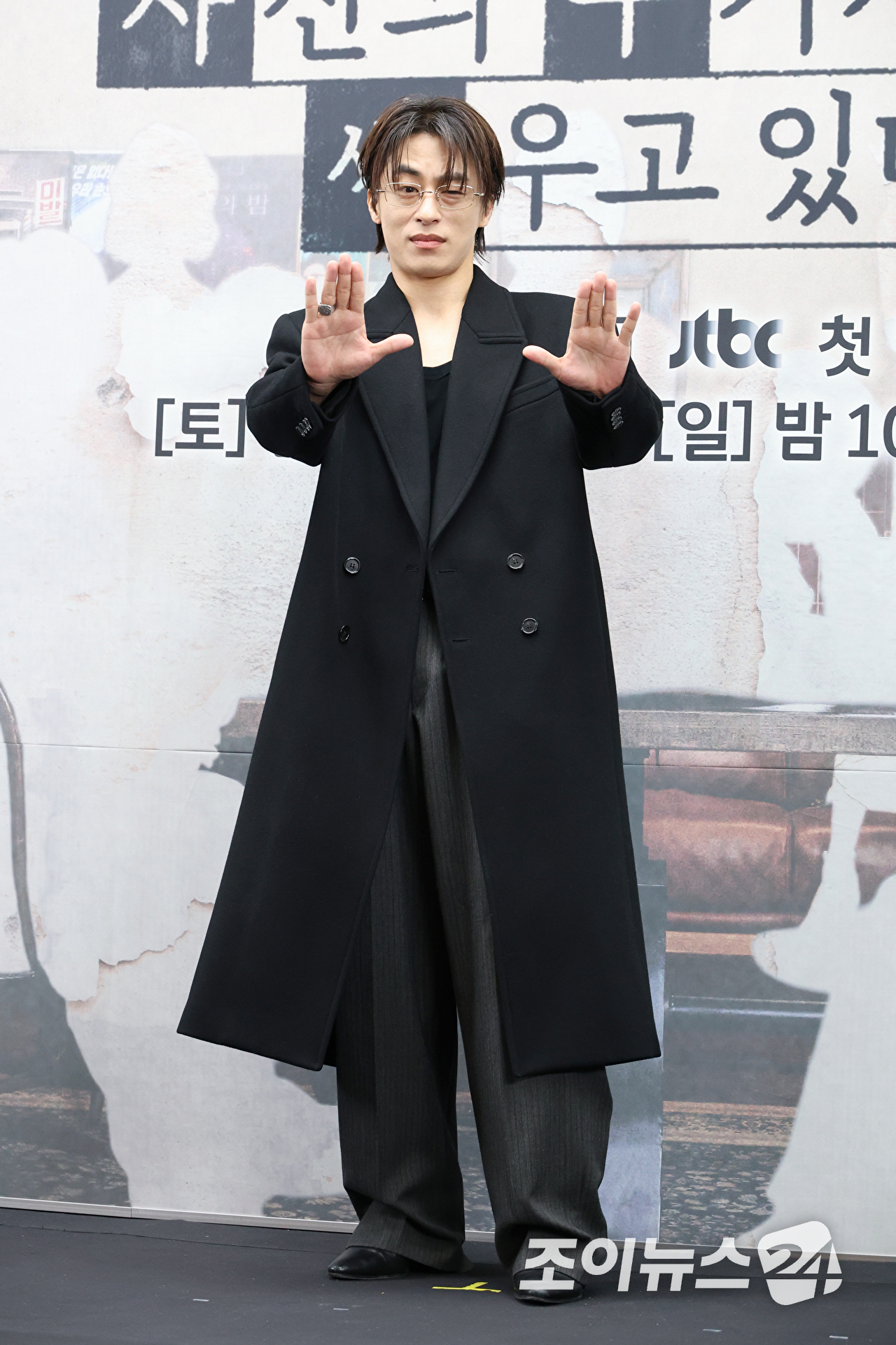 배우 구교환이 17일 오후 서울 마포구 상암동 스탠포드 호텔에서 열린 JTBC 새 토일드라마 '모두가 자신의 무가치함과 싸우고 있다' 제작발표회에 참석해 포즈를 취하고 있다. [사진=문수지 기자]