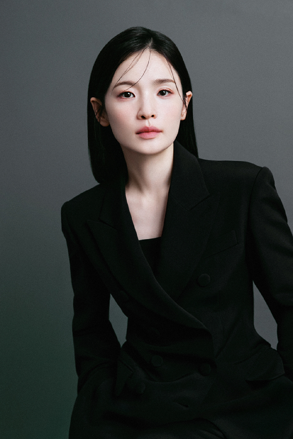 배우 전미도가 프로필 촬영에서 포즈를 취하고 있다. [사진=미디어랩시소 ]