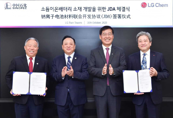 여의도 LG트윈타워에서 신학철 LG화학 부회장과(왼쪽 세번째)가 허우 치쥔 시노펙(SINOPEC) 회장(왼쪽 두번째)과 소듐이온전지 소재 공동개발 협약을 체결한 뒤 기념촬영을 하고 있다. [사진=LG화학]
