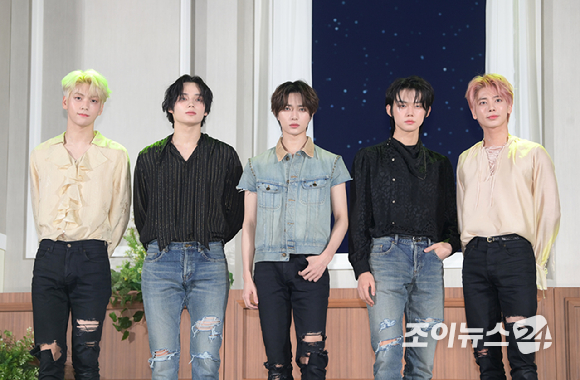 그룹 투모로우바이투게더가 26일 오후 서울 강남구 코엑스 오디토리움에서 열린 투모로우바이투게더(TOMORROW X TOGETHER, TXT) 미니 5집 '이름의 장: TEMPTATION' 발매 쇼케이스에 참석하고 있다. [사진=정소희 기자]