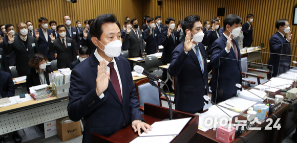 오세훈 서울시장이 12일 서울시청에서 열린 국회 행정안전위원회의 서울시에 대한 국정감사에 증인선서를 하고 있다. [사진=김성진 기자]