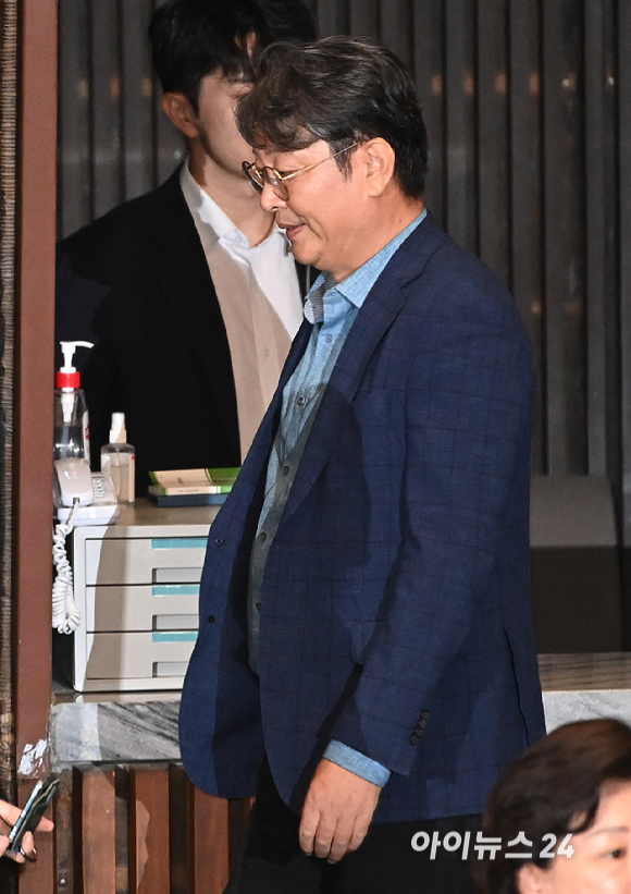 '차명거래 논란'에 휩싸인 이춘석 더불어민주당 의원이 5일 오후 서울 여의도 국회 본회의에서 방송법 일부개정법률안(대한)에 대한 무제한토론 종결동의의 건에 대해 투표를 하고 있다. [사진=곽영래 기자]
