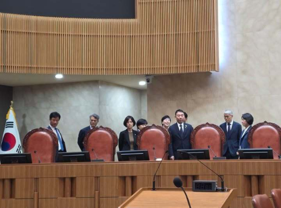 국회 법제사법위원회 소속 민주당 의원들이 15일 대법원 법대 위에 올라 현장 검증을 실시하고 있다. [사진=주진우 의원 페이스북]