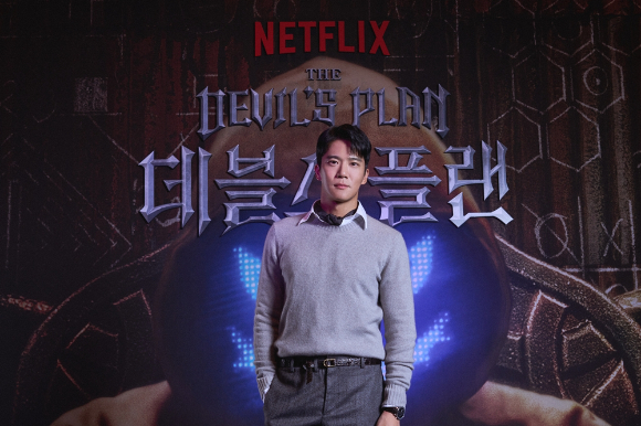배우 하석진이 16일 서울 모처에서 진행된 넷플릭스 '데블스 플랜' 우승자 인터뷰에서 포즈를 취하고 있다. [사진=넷플릭스]