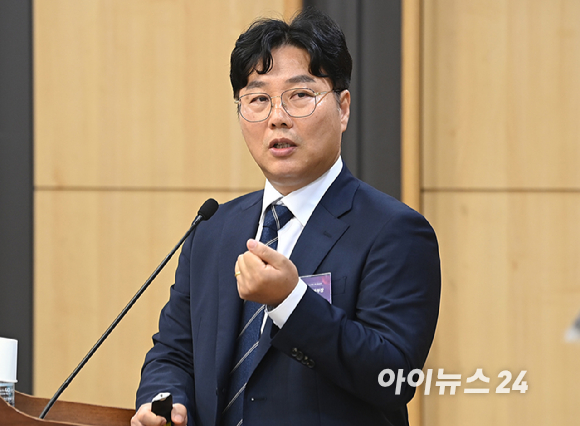 더불어민주당 정청래 전 대표, 이성윤, 한민수, 권향엽, 문정복 의원 등 참석자들이 8일 서울 여의도 국회 의원회관에서 열린 서남권 반도체 클러스터 성공을 위한 정책토론회에서 기념촬영을 하고 있다. [사진=곽영래 기자]