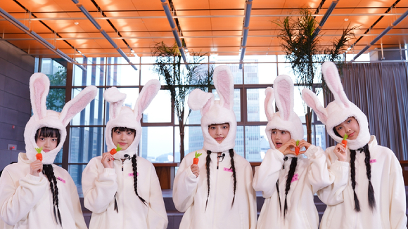 뉴진스가 데뷔 100일을 맞아 '인간 토끼'로 변신한 단체 사진을 공개했다. [사진=어도어]