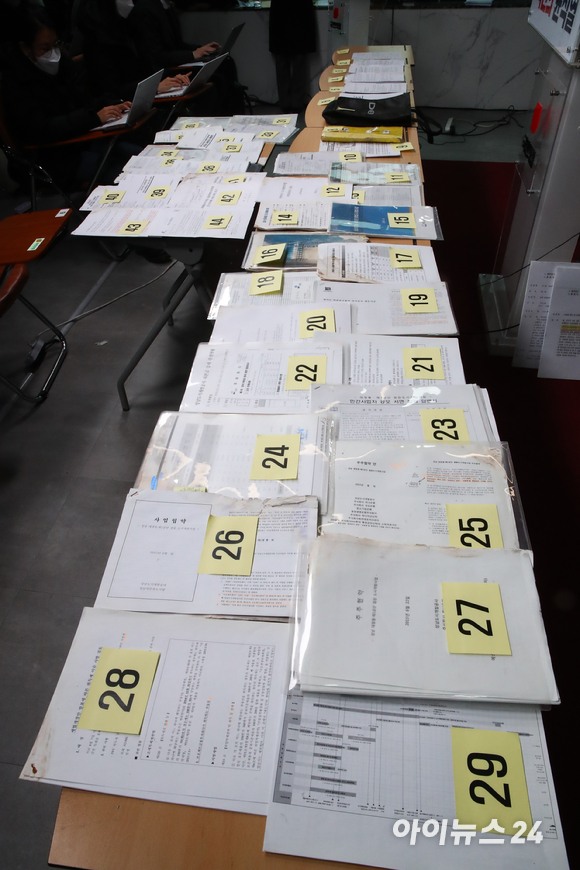 국민의힘 원희룡 정책본부장이 28일 서울 여의도 중앙당사에서 기자회견을 열고 대장동 배수구 문건 내용을 실물 공개하며 발언하고 있다. [사진=김성진 기자]