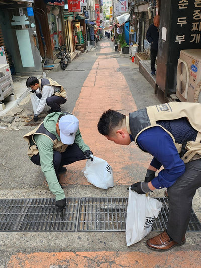 LX인터내셔널 임직원들이 서울역 쪽방촌 일대에서 골목 환경개선을 위한 플로깅 활동을 펼치고 있다. [사진=LX인터내셔널]