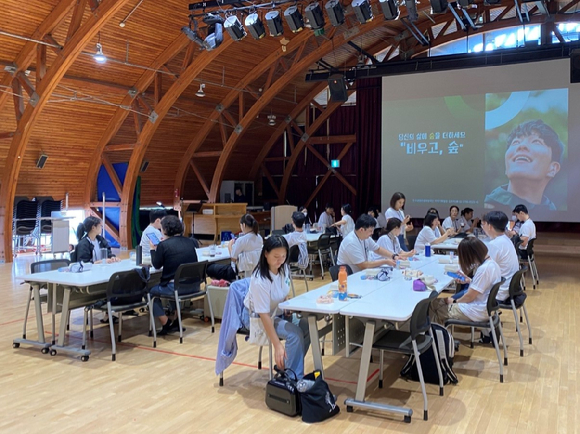 한국산림복지진흥원은 한국생명존중희망재단과 협력해 자살 고위험군 일상회복과 심리지원을 위한 산림치유 서비스를 제공한다. [사진=한국산림복지진흥원/산림청]