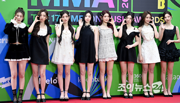 하츠투하츠가 20일 서울 구로구 고척돔에서 열린 '2025 멜론뮤직어워드(MMA2025)' 레드카펫에서 포즈를 취하고 있다.