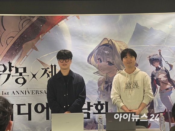 최승현 슈퍼크리에이티브 프로듀서(PD&middot;왼쪽)가 15일 진행된 '카오스 제로 나이트메어' 출시 1주년 미디어 인터뷰에서 질의에 대해 답하고 있다. 오른쪽은 김기범 슈퍼크리에이티브 개발 디렉터(DD). [사진=곽민구 기자]