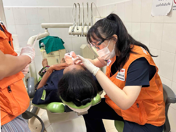 제주항공과 열린의사회 자원봉사자들이 라오스 루앙프라방에서 주민들을 진료하고 있다. [사진=제주항공]