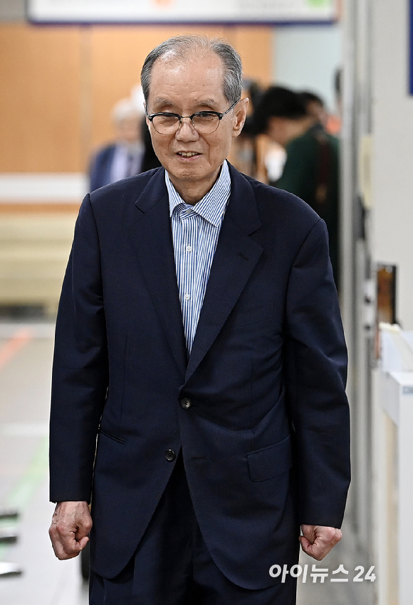 가습기 살균제 사태로 업무상과실치사 등 혐의를 받는 홍지호 전 SK케미칼 대표가 24일 오전 서울 서초구 서울고등법원에서 열린 파기환송심 결심공판에 출석하고 있다. [사진=곽영래 기자]