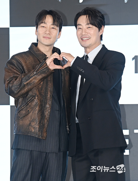 배우 박해수, 이희준이 13일 서울 구로구 더 세인트에서 열린 ENA 새 월화 '허수아비' 제작발표회에서 포토타임을 갖고 있다. [사진=곽영래 기자]