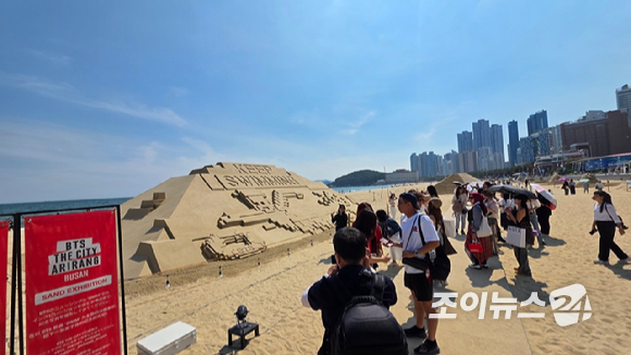 12일 부산시 해운대구 해운대 해수욕장에서 열린 'BTS 더 시티 아리랑 부산' 오프라인 액티비티 '러브 송 라운지', '러브 쿼터' 현장 이미지. [사진=정지원 기자]