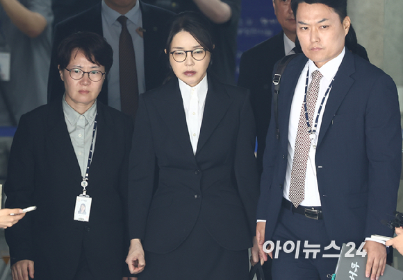 윤석열 전 대통령 부인 김건희 씨가 12일 오후 서울 서초구 서울중앙지방법원에서 열린 구속 전 피의자 심문(영장실질심사)을 마치고 법원을 나서고 있다. [사진=사진공동취재단]
