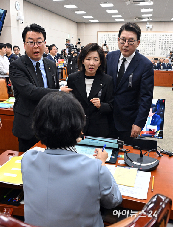 국민의힘 의원들이 13일 서울 여의도 국회에서 열린 법제사법위원회의 대법원 등에 대한 국정감사에서 추미애 법사위원장에게 조희대 대법원장의 이석을 요구하고 있다. [사진=곽영래 기자]