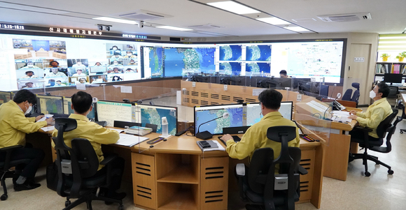 남성현 산림청장이 11일 정부대전청사 산림청 중앙산림재난상황실에서 영상회의로 열린 '소나무재선충병 관련 전국 관계관 회의'를 주재하고 있다. [사진=산림청]