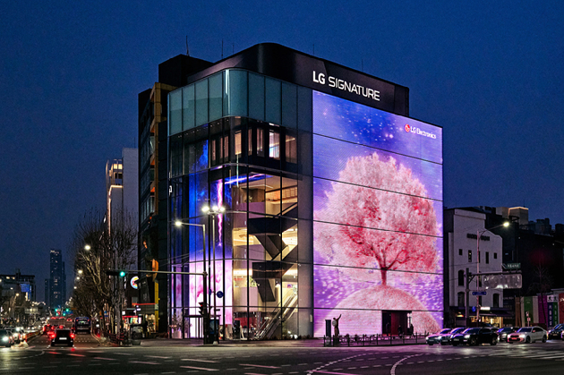 LG전자가 봄철을 맞아 서울 강남구 도산대로에 위치한 'LG전자 플래그십 D5' 외벽에 벚꽃을 주제로 한 미디어 파사드를 선보인다. [사진=LG전자]