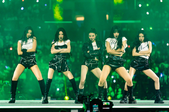 그룹 미야오가 지난 1일(현지시간)부터 3일까지 미국 로스앤젤레스 크립토닷컴 아레나에서 열린 K-팝 팬&아티스트 페스티벌 '케이콘 엘에이 2025(KCON LA 2025)' 무대에서 열띤 공연을 펼치고 있다. [사진=CJ ENM]