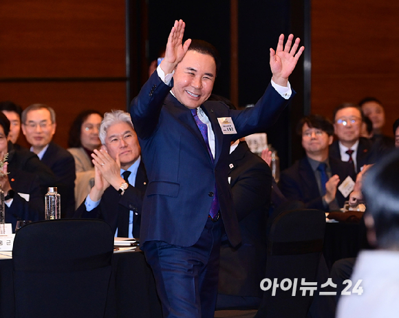 윤홍근 제너시스BBQ 회장(한국프랜차이즈산업협회 창립협회장)이 19일 오후 서울 여의도 콘래드 서울 그랜드볼룸에서 열린 한국프랜차이즈산업협회 협회장 이&middot;취임식 및 비전 선포식에 참석 하고 있다. [사진=정소희 기자]