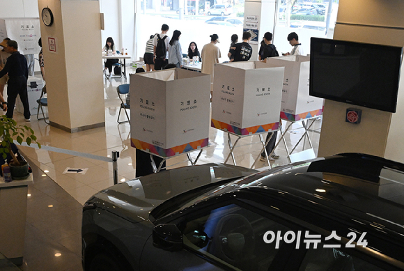 제9회 전국동시지방선거 및 국회의원 재&middot;보궐 선거가 시작된 3일 서울 광진구 기아자동차 대공원대리점에 마련된 투표소에서 시민들이 투표를 하고 있다. [사진=곽영래 기자]