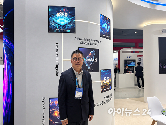 이종민 에이직랜드 대표가 지난 14일 서울 강남구 코엑스에서 열린 '반도체대전(SEDEX 2026)'에서 아이뉴스24와 만나 인터뷰하고 있다. [사진=권서아 기자]