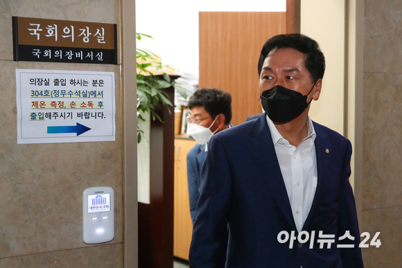 국민의힘 김기현 원내대표가 25일 국회의장실을 찾아 박병석 의장에게 '언론중재법 개정안'의 본회의 의결과 관련해 면담을 마친 뒤 나오고 있다.