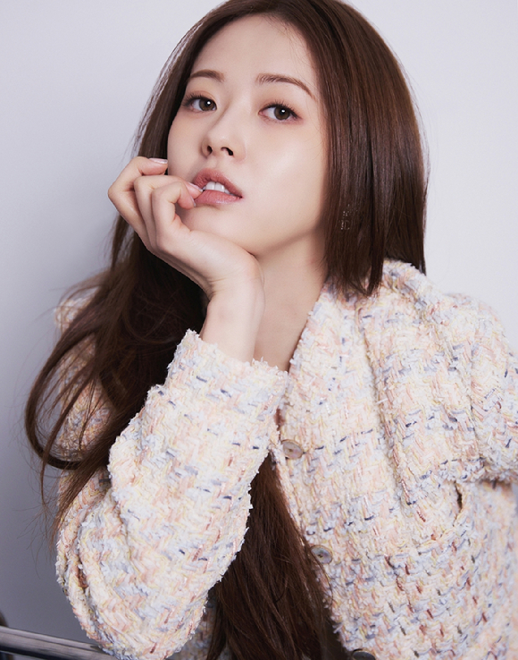 배우 고아라가 티빙 오리지널 시리즈 '춘화연애담' 인터뷰에 앞서 포즈를 취하고 있다. [사진=킹콩 by 스타쉽]