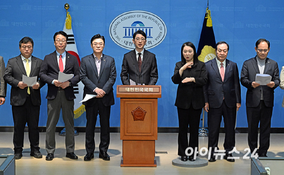 국민의힘 소속 &lsquo;윤석열 정부의 비상계엄 선포를 통한 내란 혐의 진상 규명 국정조사 특별위원회&rsquo; 위원들이 10일 국회 소통관에서 윤석열 대통령 '불법 구속' 관련 오동운 고위공직자범죄수사처장 고발 기자회견을 하고 있다. [사진=곽영래 기자]