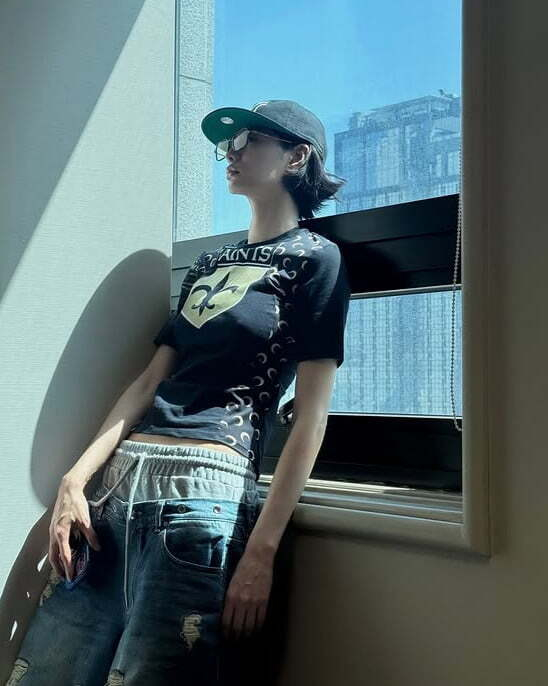 나나, 노브라 차림으로 거리 활보...파격 패션 깜짝