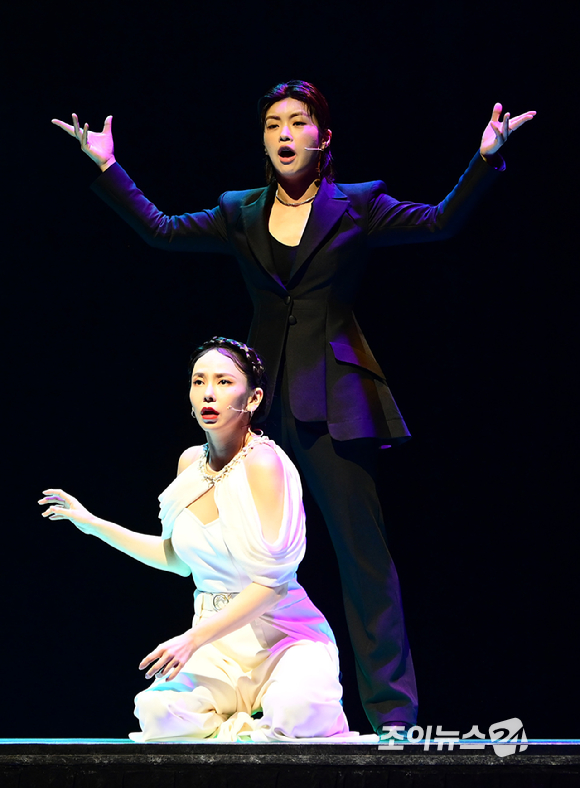 댄서 아이키가 26일 오후 서울 종로구 NOL 유니플렉스에서 열린 뮤지컬 프리다 프레스콜에 참석해 열연하고 있다. [사진=정소희 기자]