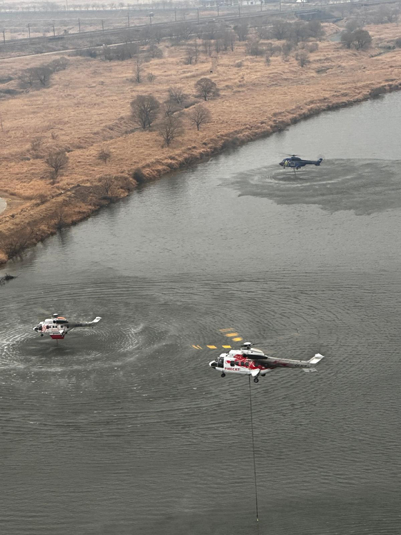 산림청은 봄철 산불기간 총력대응을 위한 국외 임차헬기(슈퍼퓨마)를 전진배치해 운용 중이다 [사진=산림청 ]